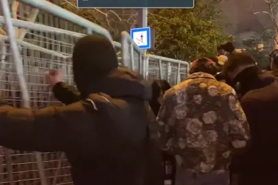 Saraçhane'de polis bariyerlerine saldıran maskeli 35 şüpheli gözaltında